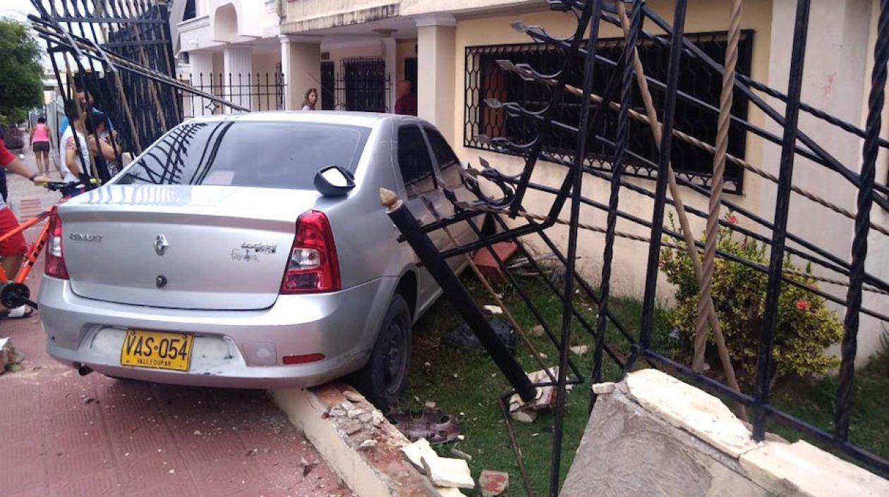 Así quedó el vehículo contra la vivienda.