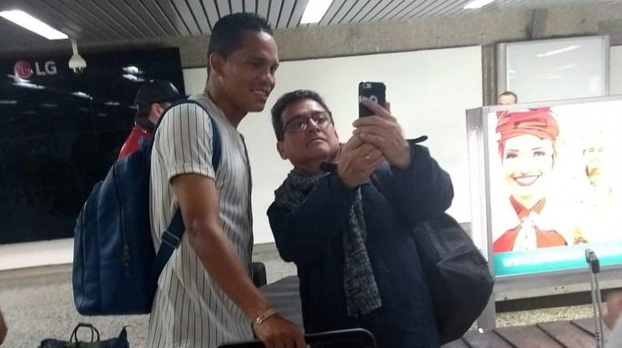Carlos Bacca se toma una foto con un hincha. 