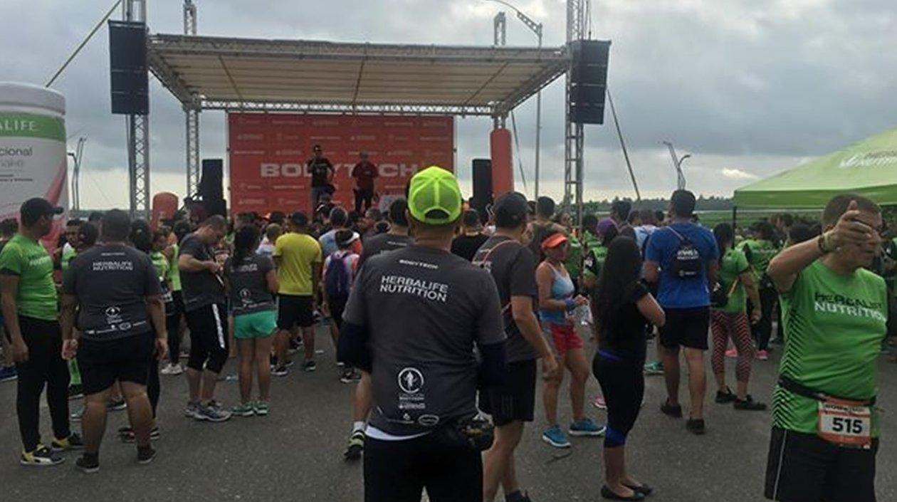 Carrera atlética Desafío Bodytech en el punto de partida en la Avenida El Río.