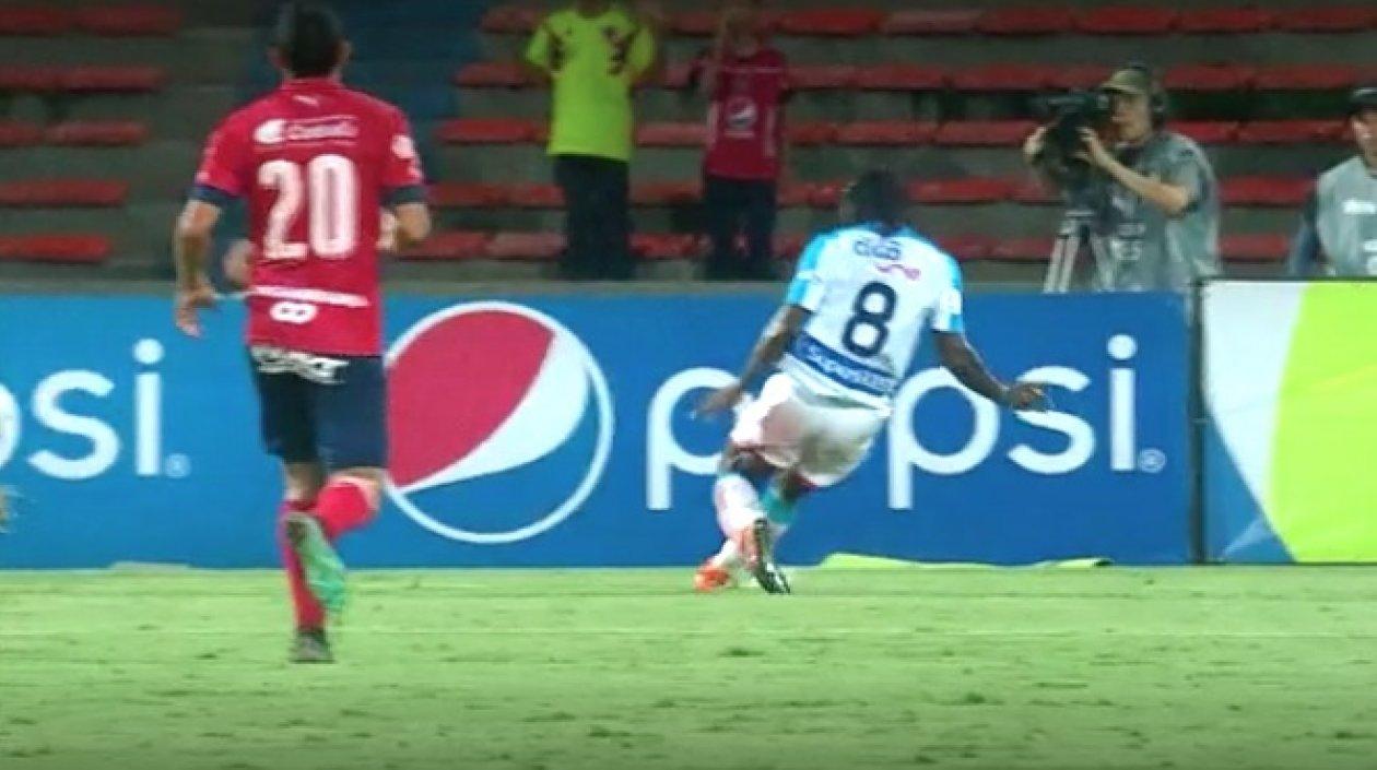 Yimmi Chará remata para anotar el segundo gol de Junior.