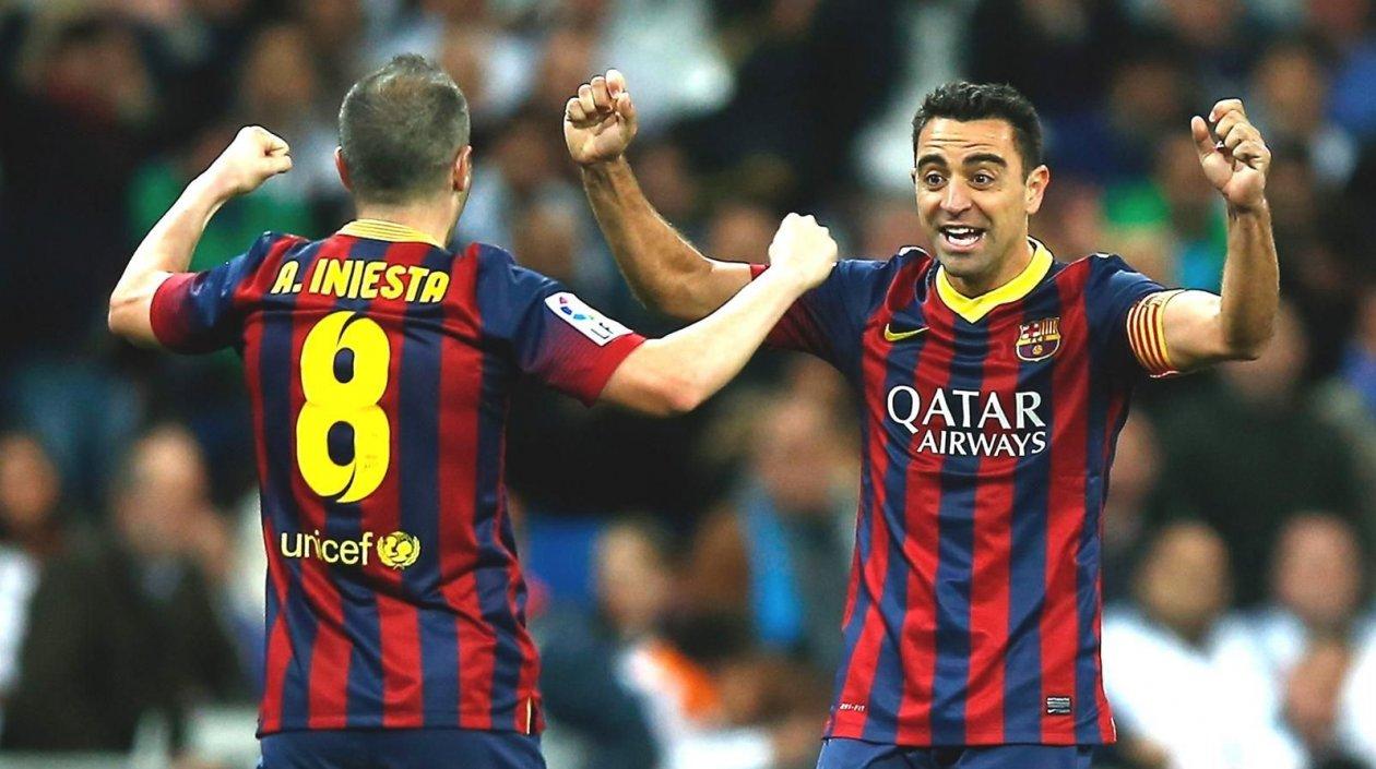 Iniesta y Xavi celebran tras una anotación. 