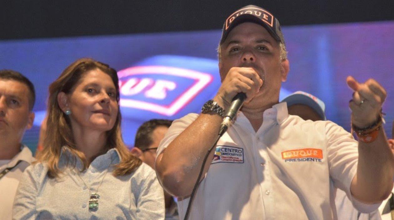 Iván Duque (derecha), candidato presidencial, y su compañera de fórmula vicepresidencial Marta Lucía Ramírez.