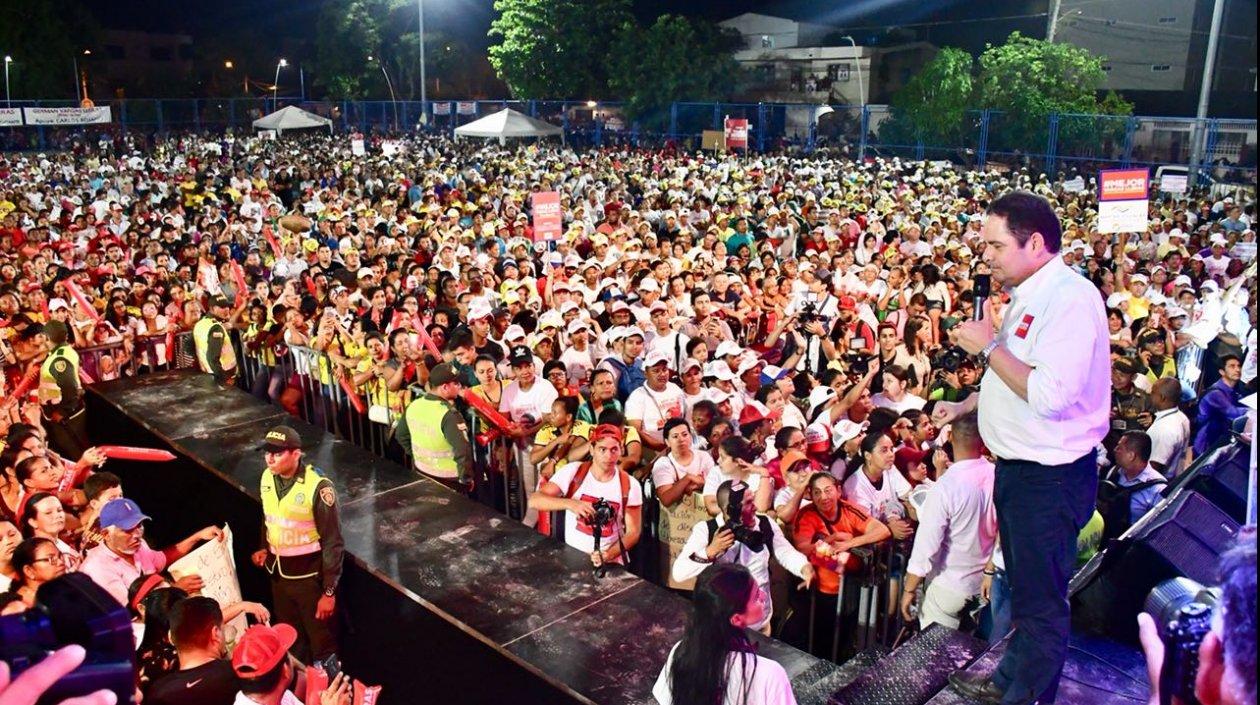 Germán Vargas Lleras en la cancha del barrio El Carmen de Barranquilla.