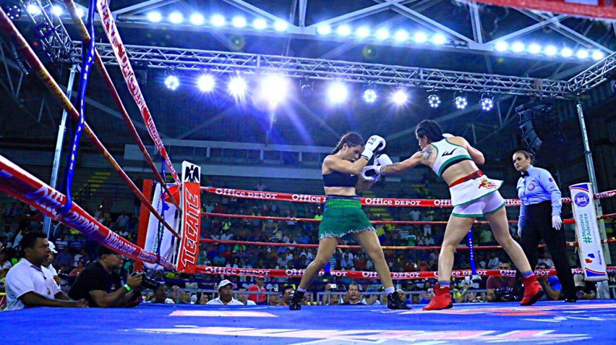 Acción del combate entre Yazmín Rivas y Liliana Palmera. 