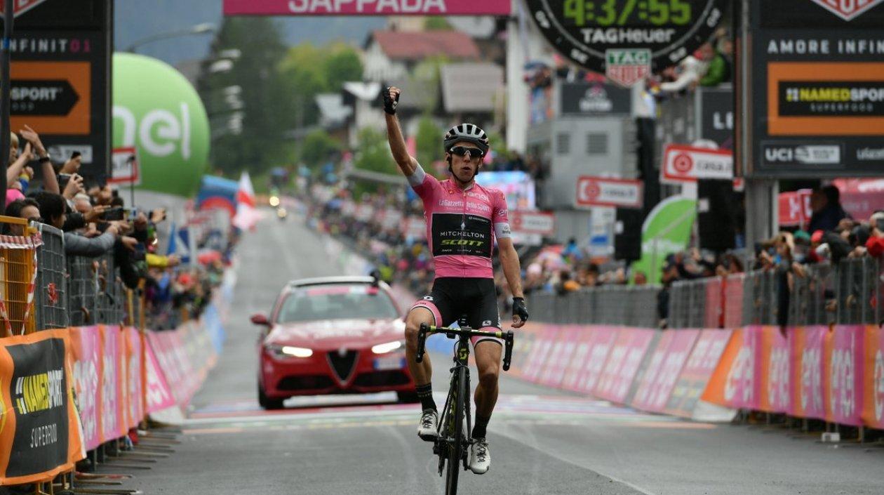 Simon Yates llega en solitario en la etapa. 