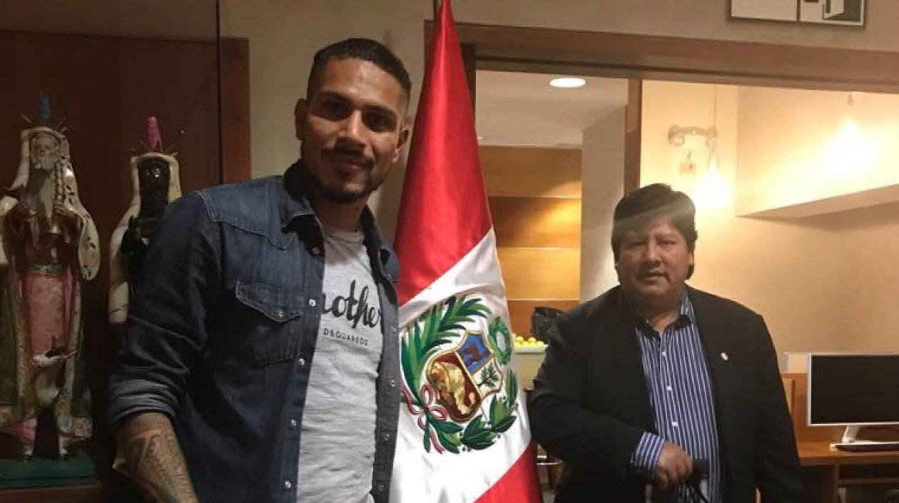 Paolo Guerrero y el presidente de la Federación peruana, Edwin Oviedo.