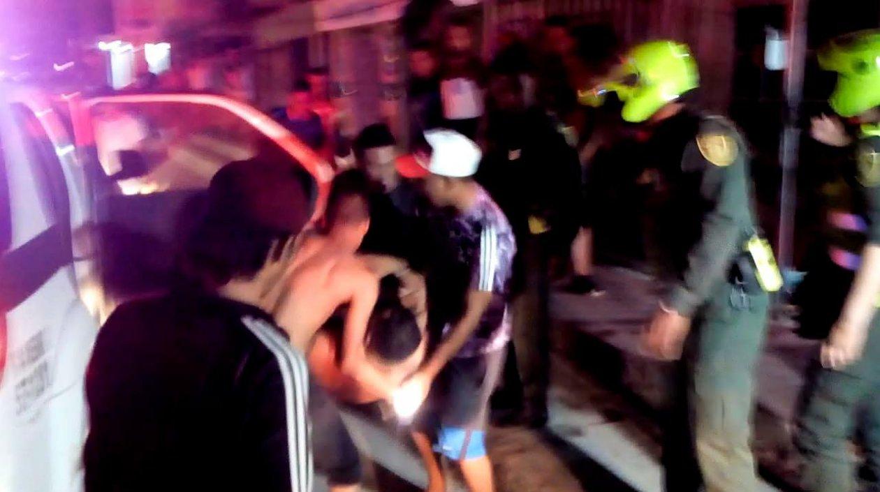 Jamer Villamizar Cortés es auxiliado para ser llevado al Hospital Universidad del Norte.