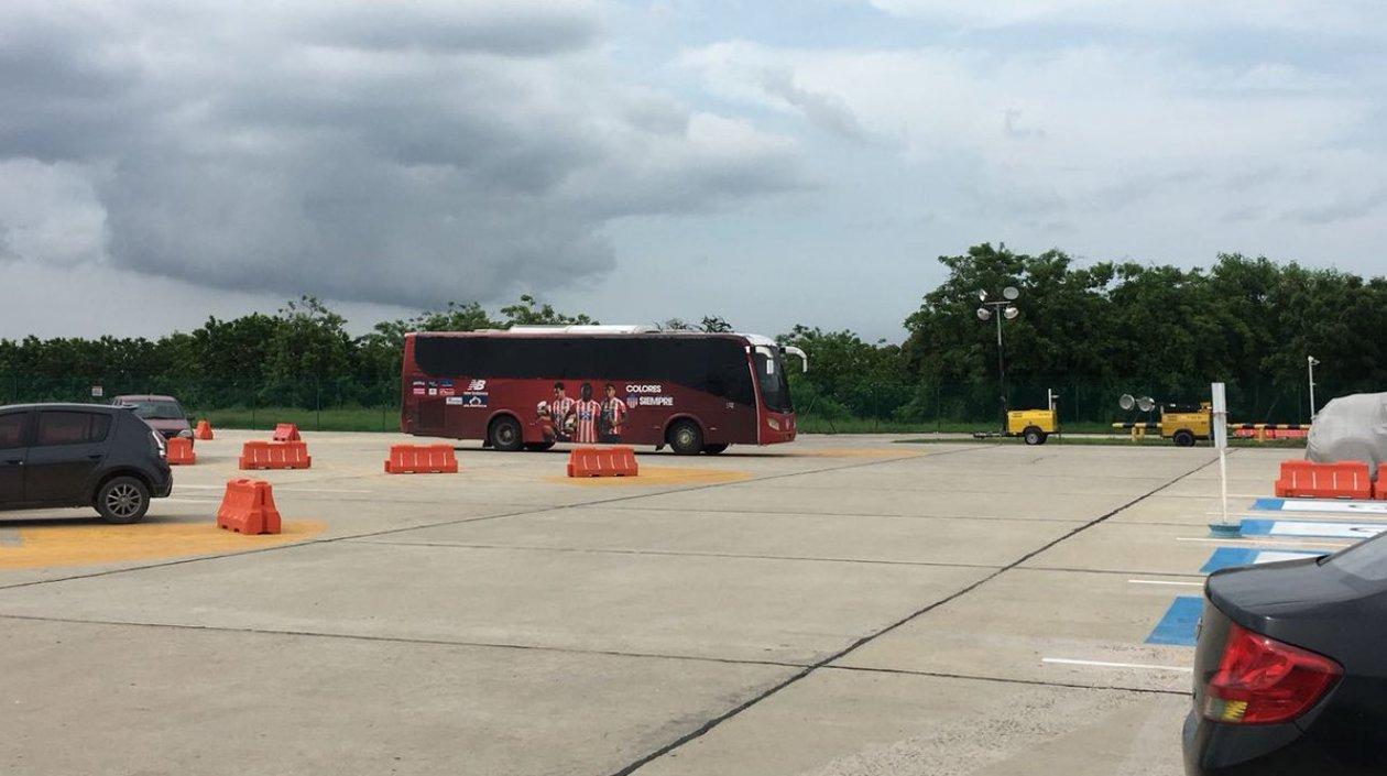 Junior saliendo del aeropuerto Ernesto Cortissoz. 