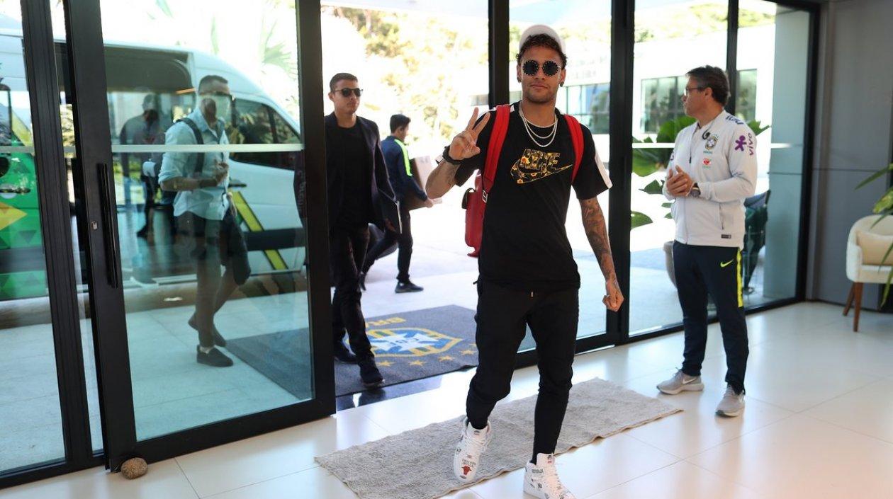 Neymar llegando al hotel de concentración. 