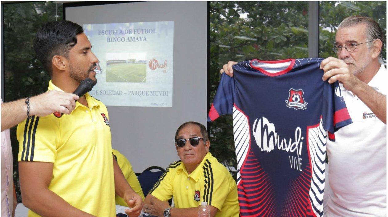 José Amaya y el gobernador Eduardo Verano, durante el lanzamiento de la escuela de fútbol en el Parque Muvdi.