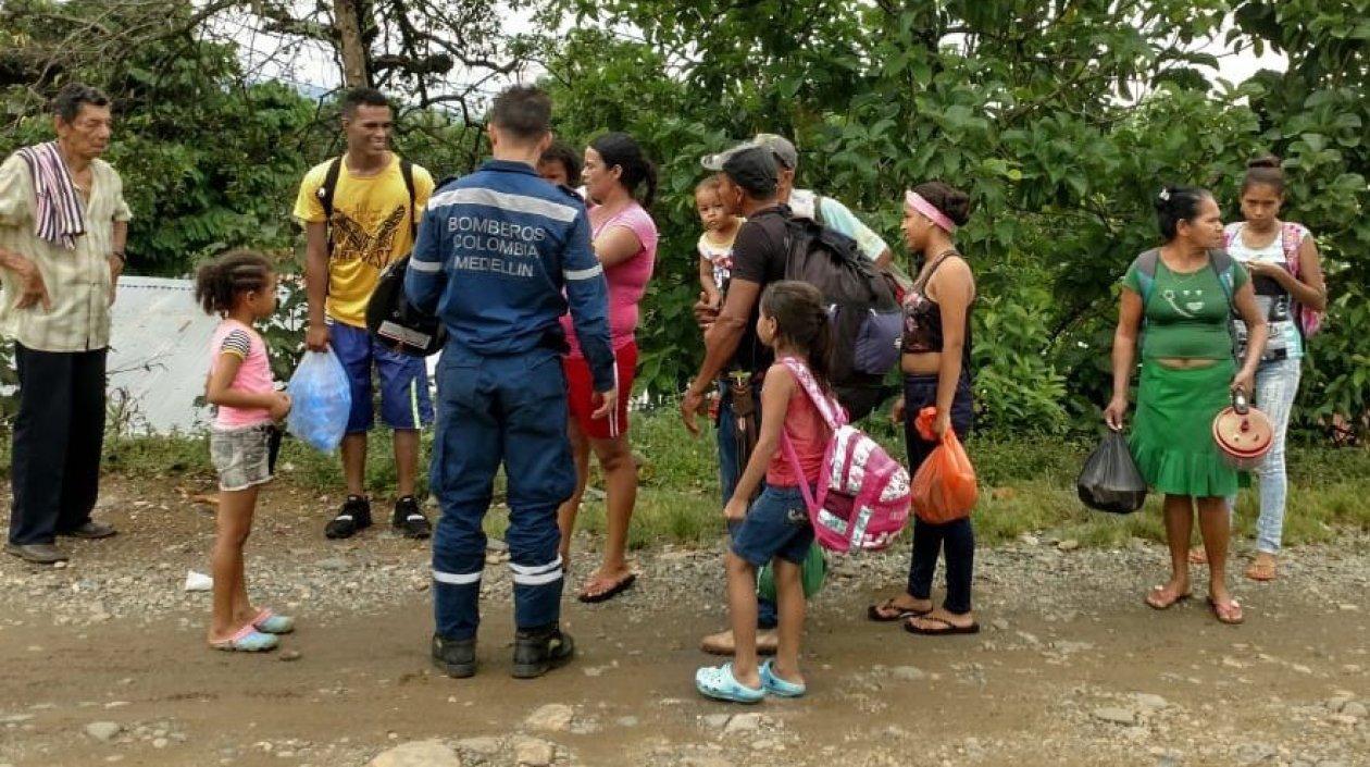 Autoridades apoyando a las familias afectadas.