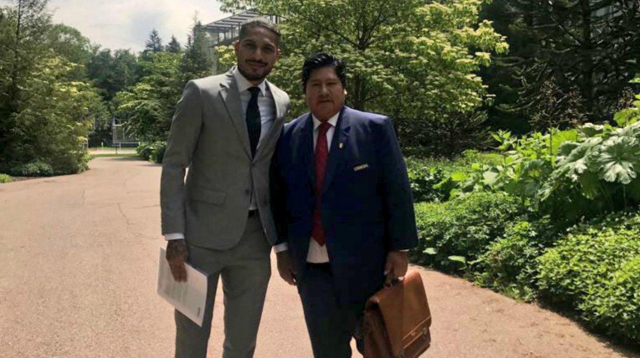 Paolo Guerrero y Edwin Oviedo, presidente de la Federación Peruana de Fútbol.