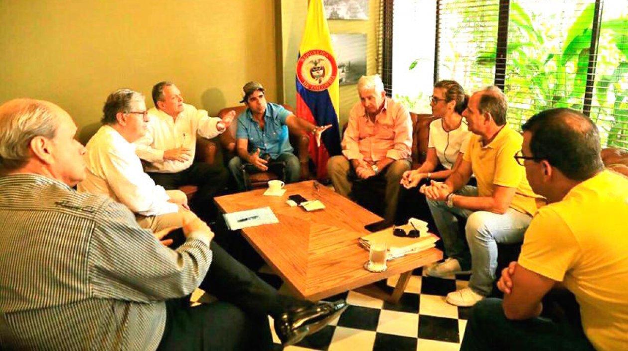 El Alcalde Alejandro Char analizando el futuro del teatro Amira de la Rosa.