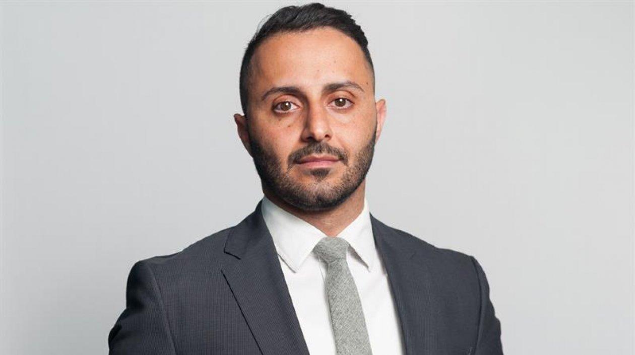 Fotografía cedida por Avicanna Inc. que muestra al presidente de la compañía, Aras Azadian, en un laboratorio de la empresa en Toronto (Canadá).  