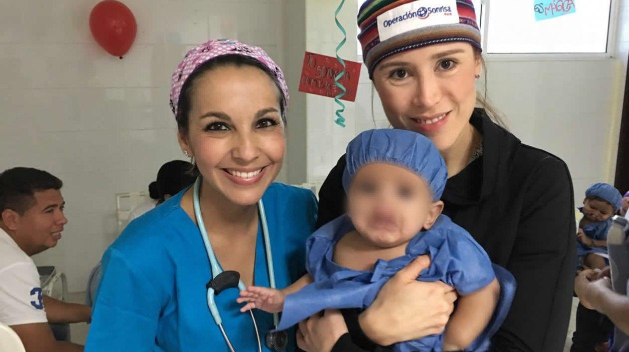 Especialistas y paciente de la jornada Operación Sonrisa.