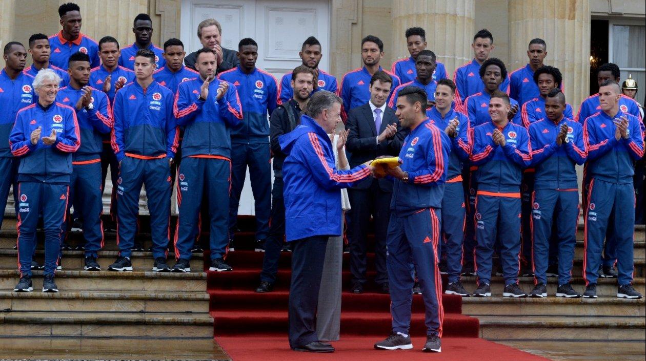 El Presidente Juan Manuel Santos entrega al capitán Falcao García la bandera de Colombia.