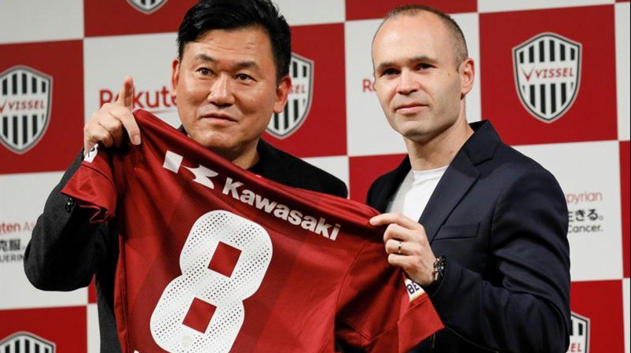 El centrocampista internacional español Andrés Iniesta (d) posa junto al presidente del Vissel Kobe, el empresario nipón Hiroshi Mikitani, durante el acto de su presentación celebrado en Tokio, Japón. 