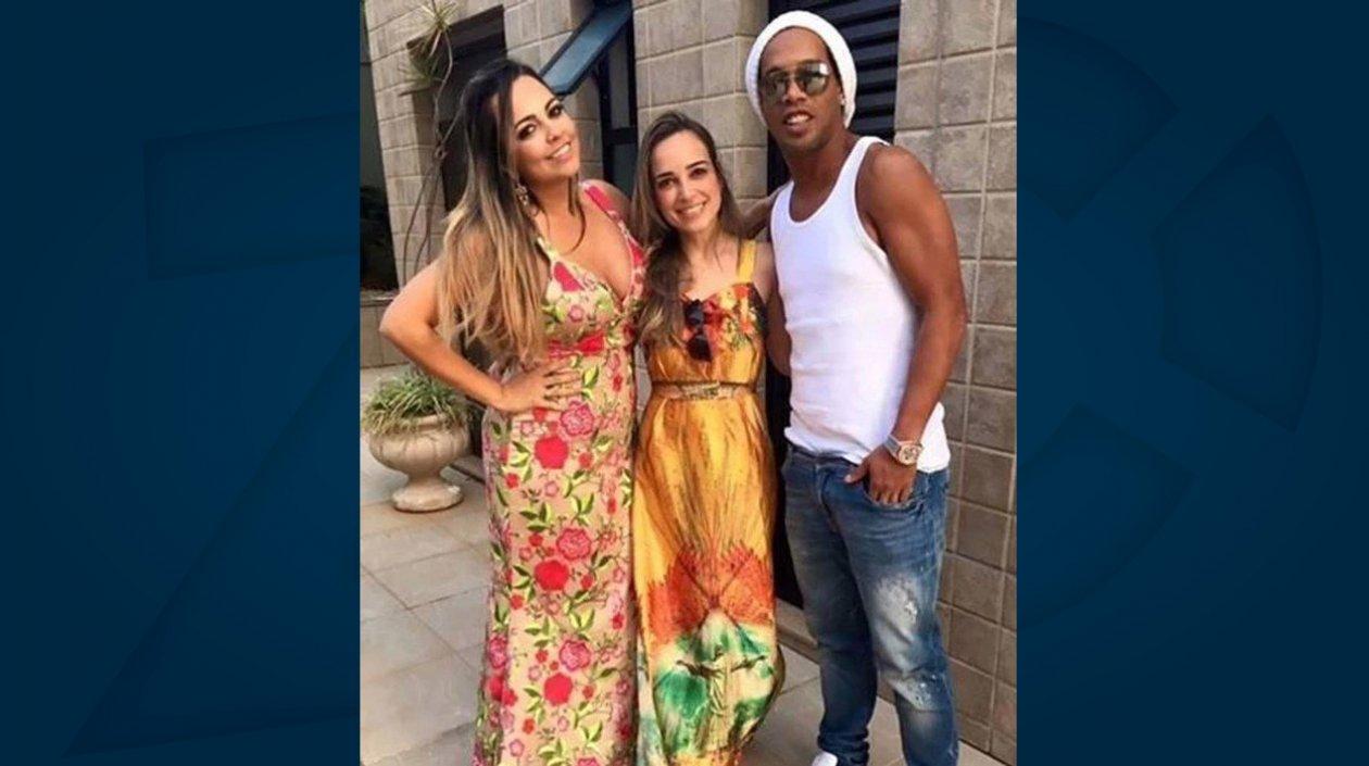 Ronaldinho al lado de sus novias Priscilla Coelho y Beatriz Sousa.
