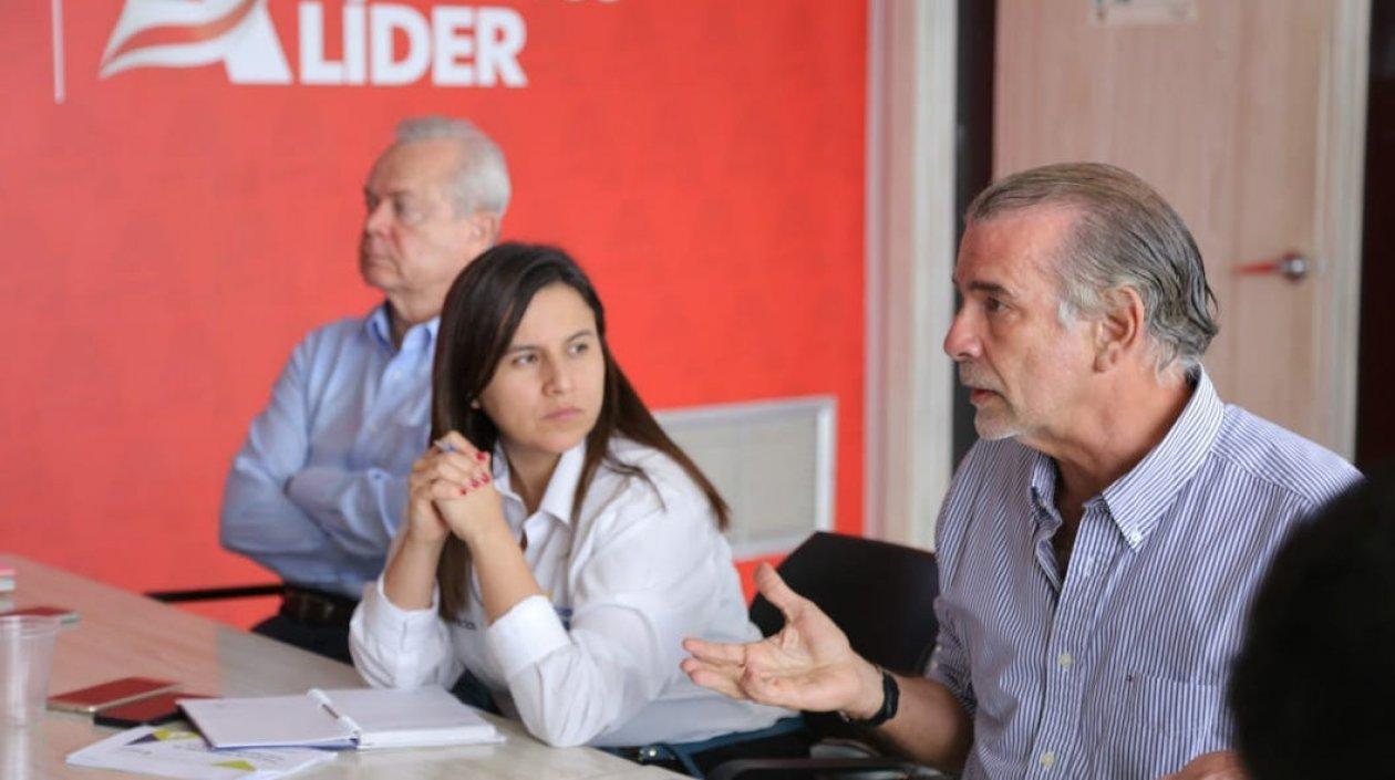 La Superservicios Rutty Paola Ortiz, el Gobernador Eduardo Verano De la Rosa y el presidente del Intergremial Ricardo Plata.