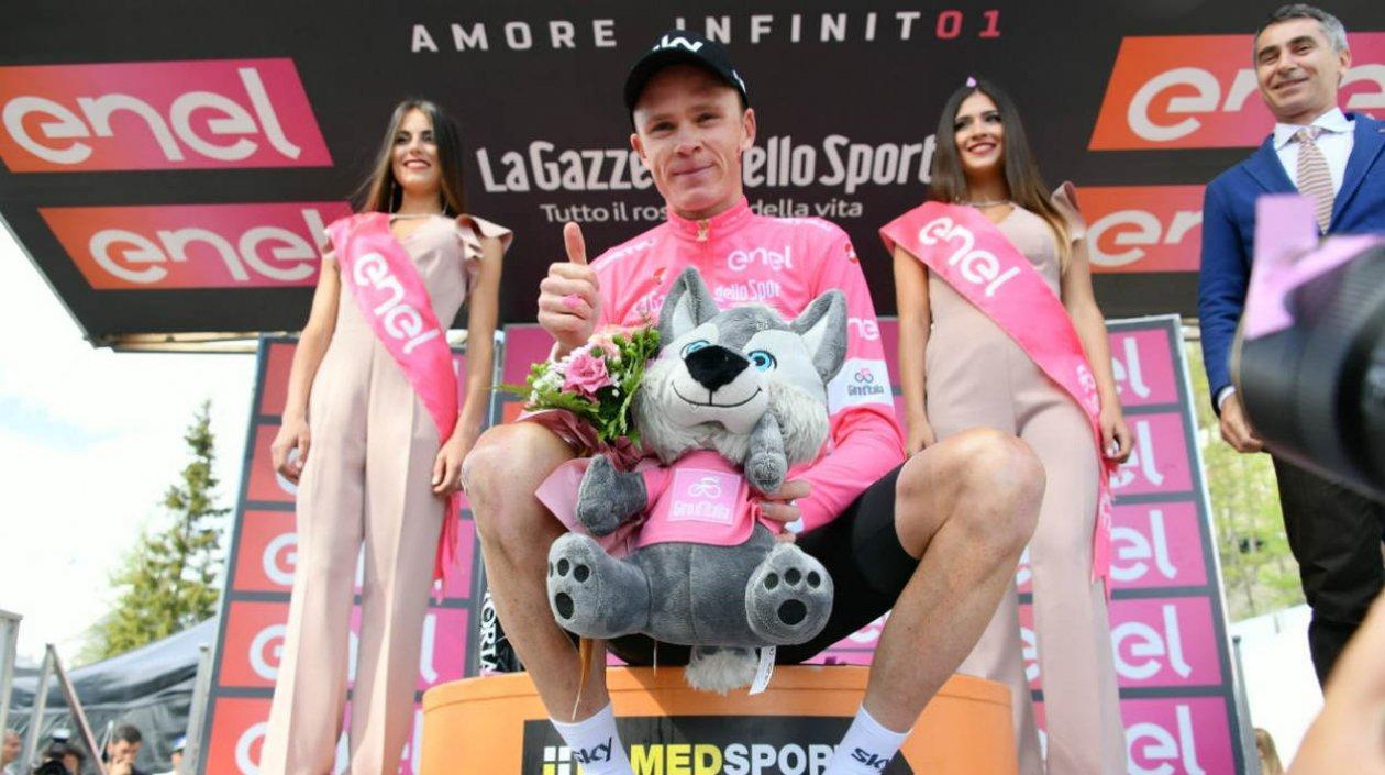 Froome con la camiseta de líder del Giro. 