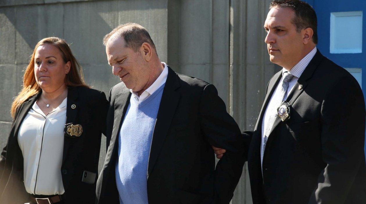 El productor de Hollywood Harvey Weinstein fue escoltado por las autoridades.