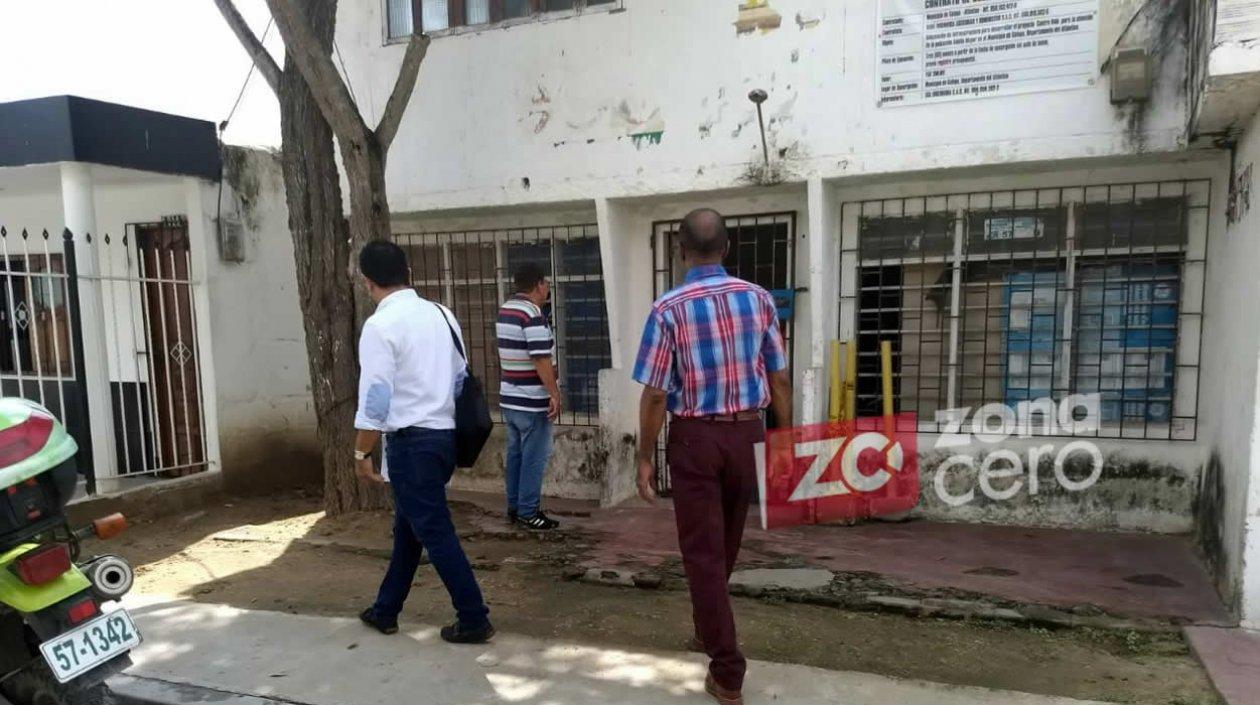 Funcionarios de la Procuraduría inspeccionando la casa. 