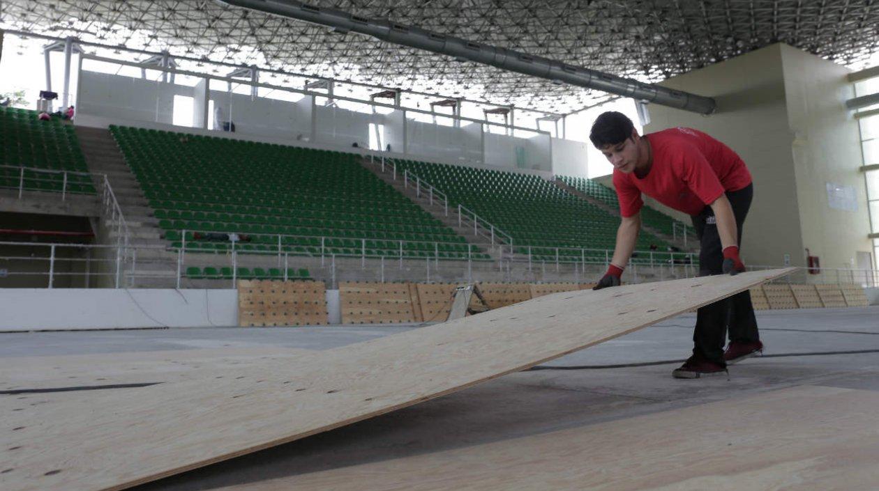 Colocación de las primeras piezas de madera del escenario. 