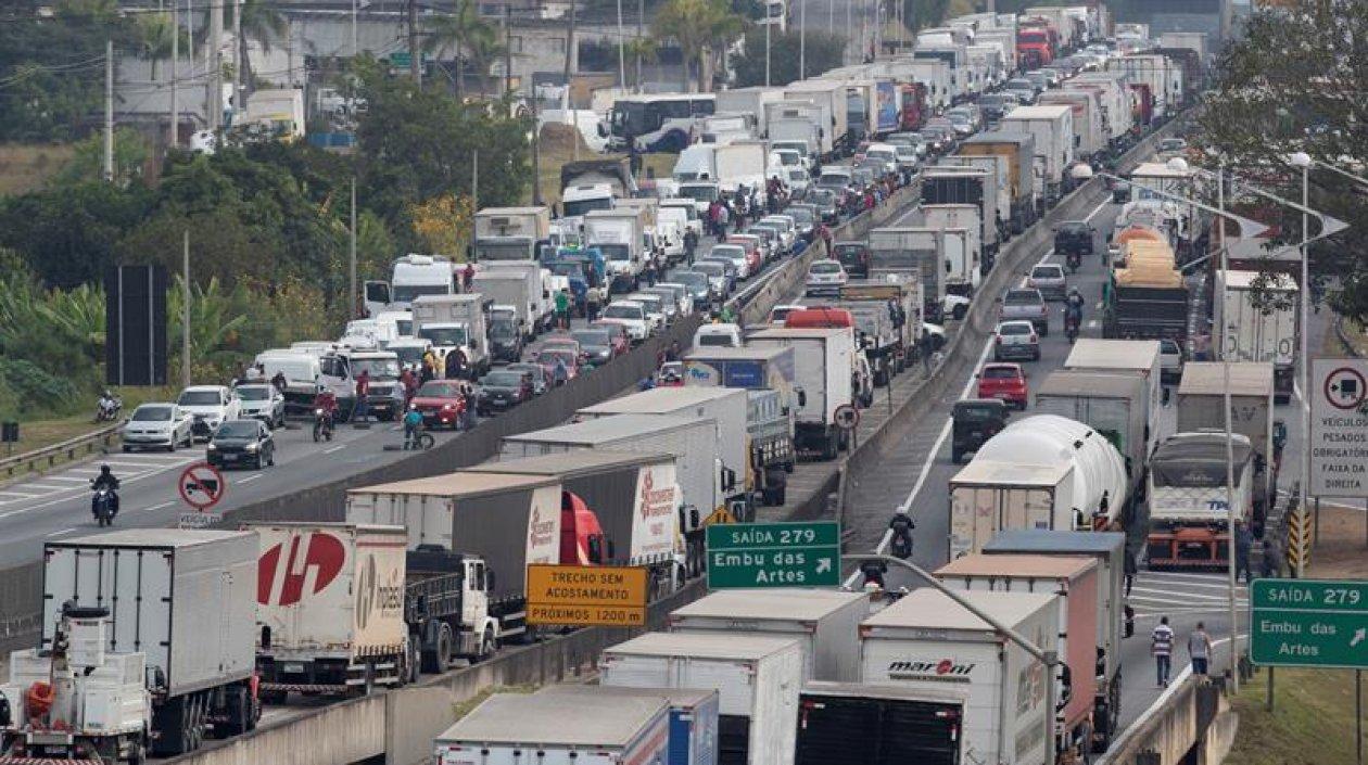 Los camioneros reclaman por los elevados precios del combustible.