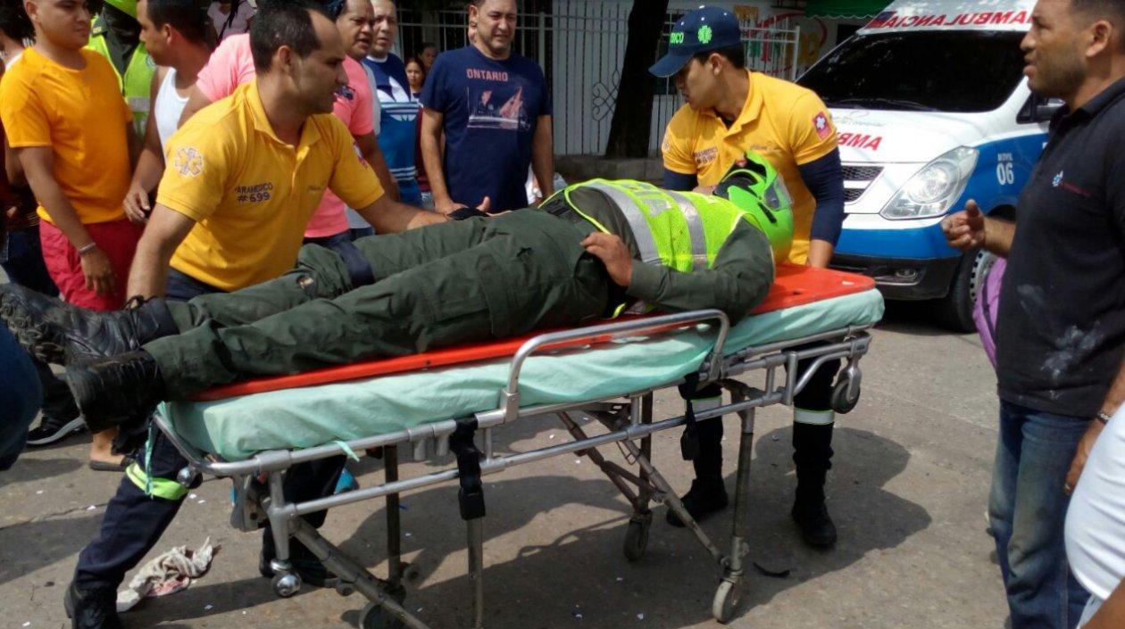 Momentos en que uno de los policías es auxiliado por los paramédicos.