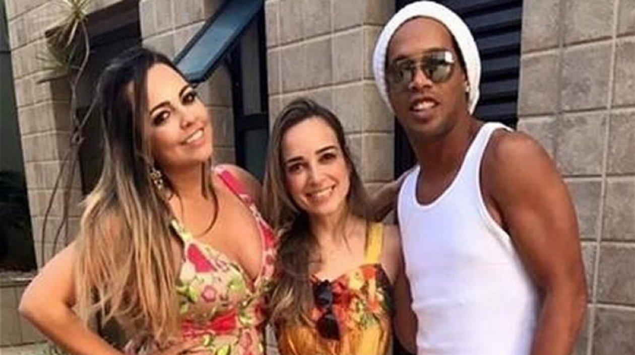 Ronaldinho, exjugador brasileño, acompañado de sus novias. 