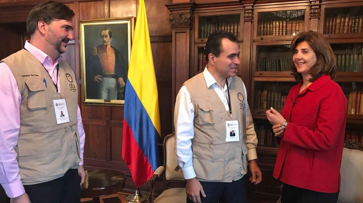 Kevin Casas, dialoga con la Canciller, María Ángela Holguín