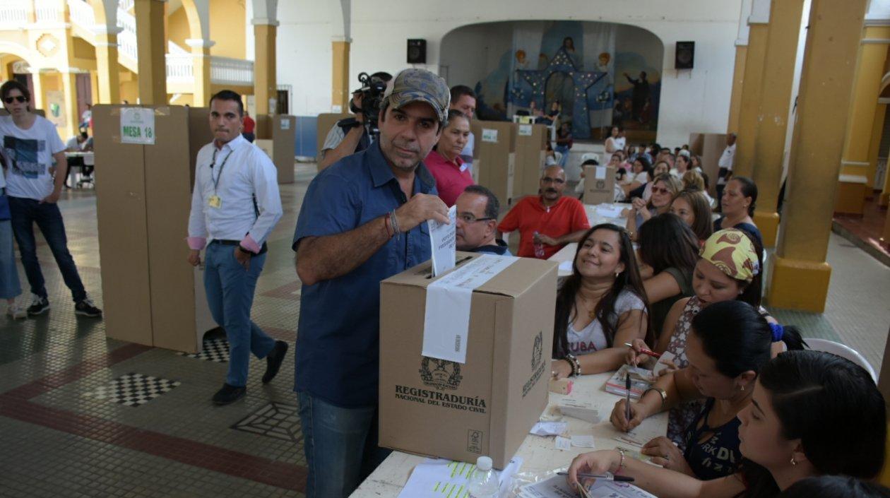 Alcalde Char votó en el Instituto La Salle.