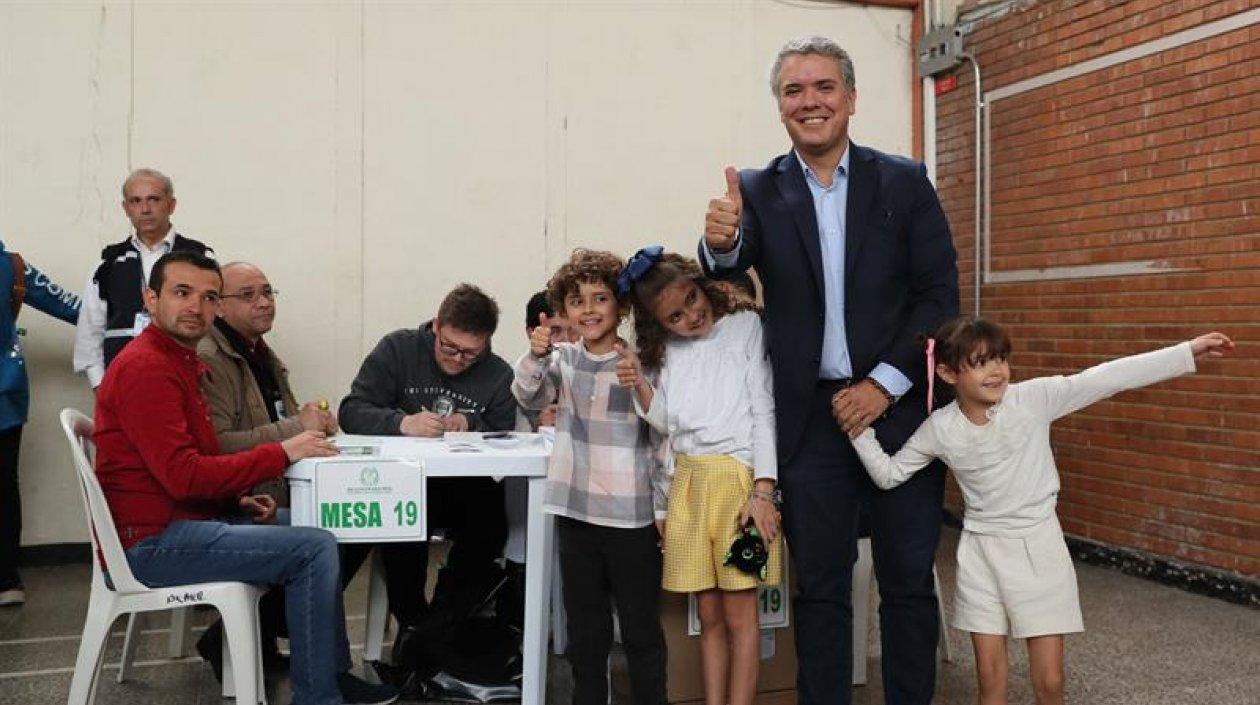 Iván Duque al lado de sus hijas después de votar. 