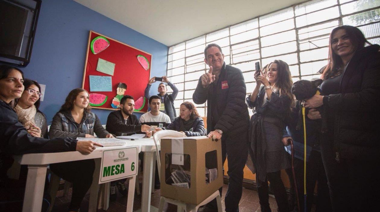 Acompañado de su esposa e hija, el candidato Germán Vargas Lleras depositó su voto.