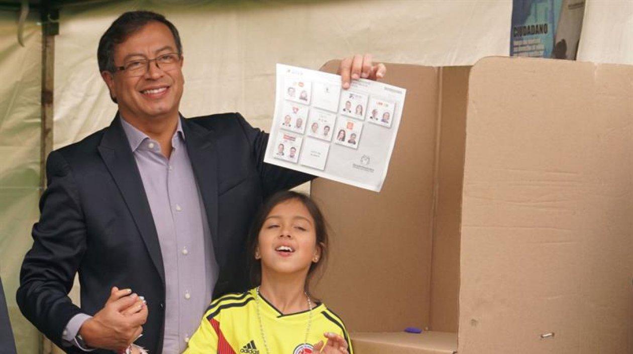 Gustavo Petro al lado de su hija. 