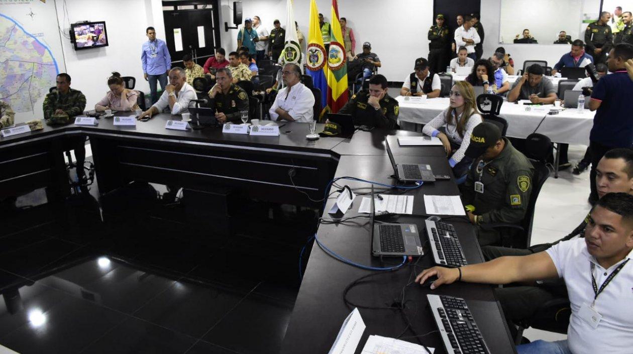 Autoridades en el Puesto de Mando Unificado. 