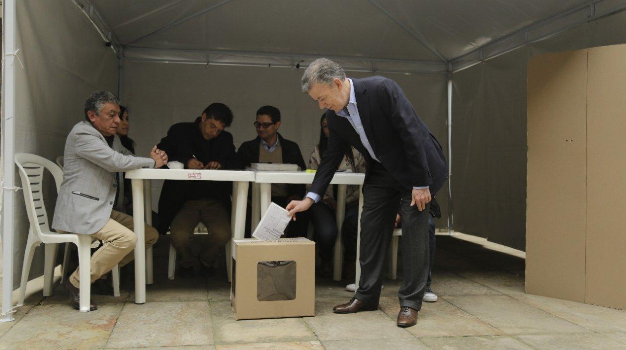 El Presidente Santos ejerciendo su derecho al voto. 