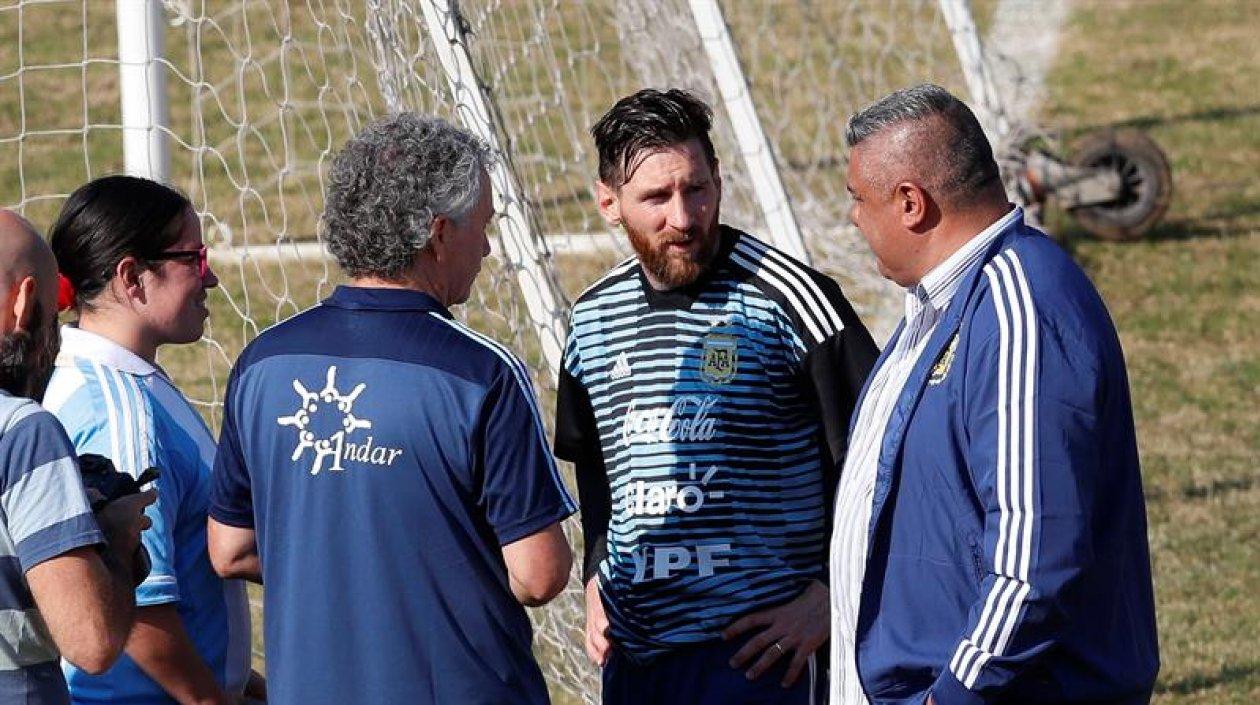 El jugador de la selección Argentina de fútbol Lionel Messi (2i) conversa con el presidente de la AFA, Claudio Tapia (d).