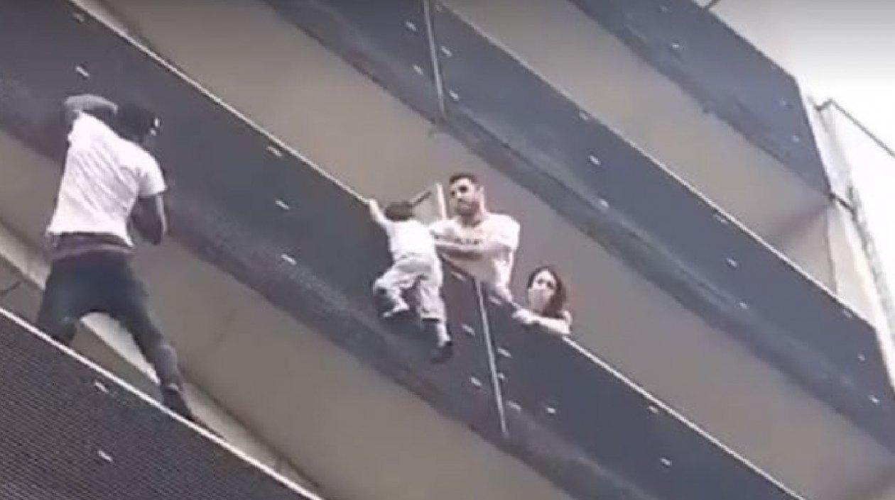 Mamoudou Gassama salva a un niño en un edificio.