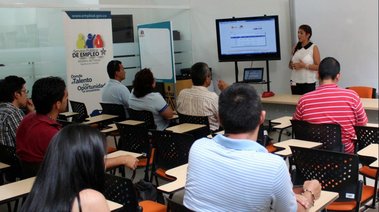 Personas buscando empleo asisten a un charla del Sena.