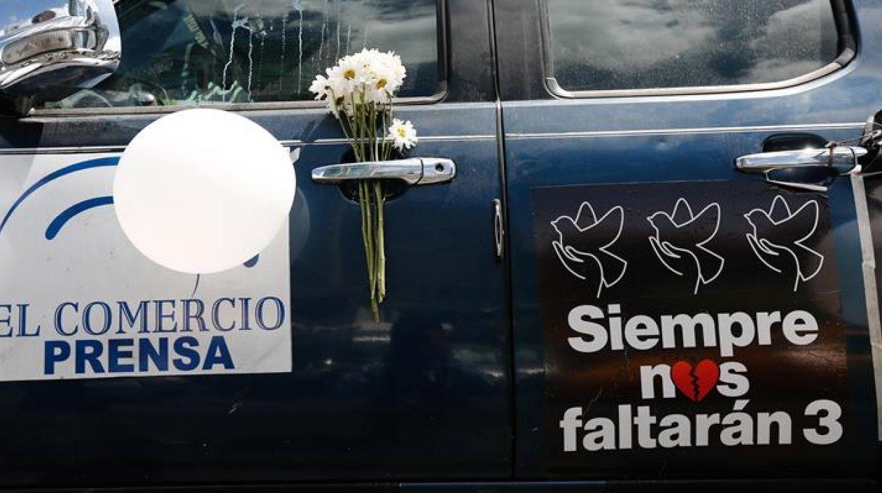 Vista del vehículo que transportaba al equipo periodístico del diario ecuatoriano El Comercio asesinado en frontera con Colombia.