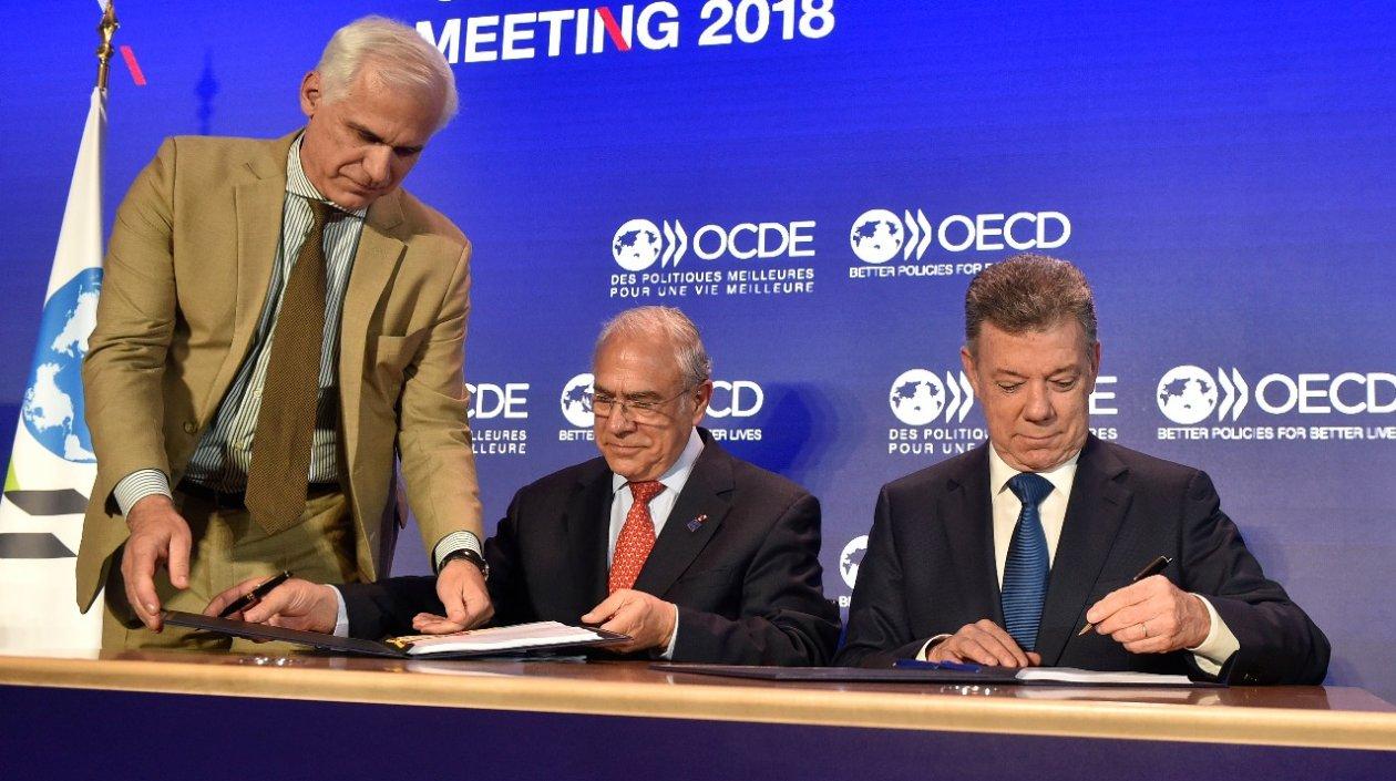   La firma se produjo en la sede del organismo en la capital de Francia.