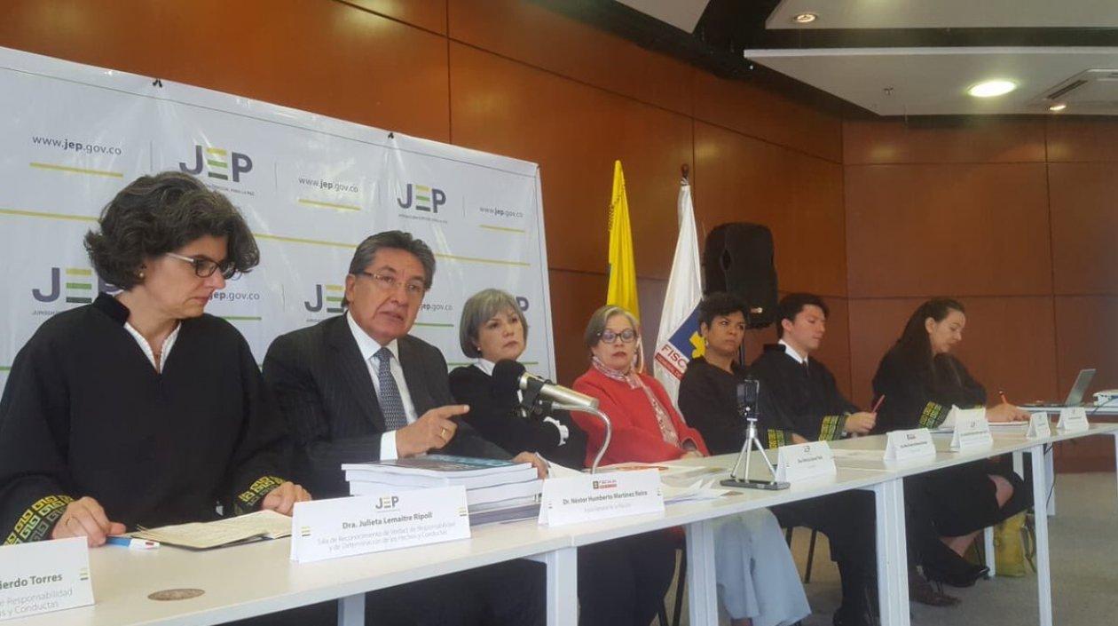 El Fiscal Néstor Humberto Martínez junto a las autoridades de la JEP. 