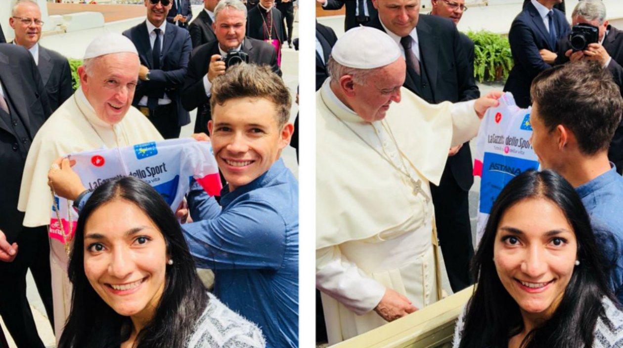 Miguel Ángel López pide al papa Francisco que bendiga su camiseta. 