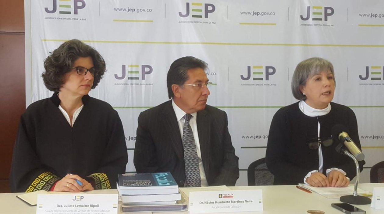 La presidenta de la JEP Patricia Linares,  el Fiscal Néstor Humberto Martínez y la Vicefiscal María Paulina Riveros.