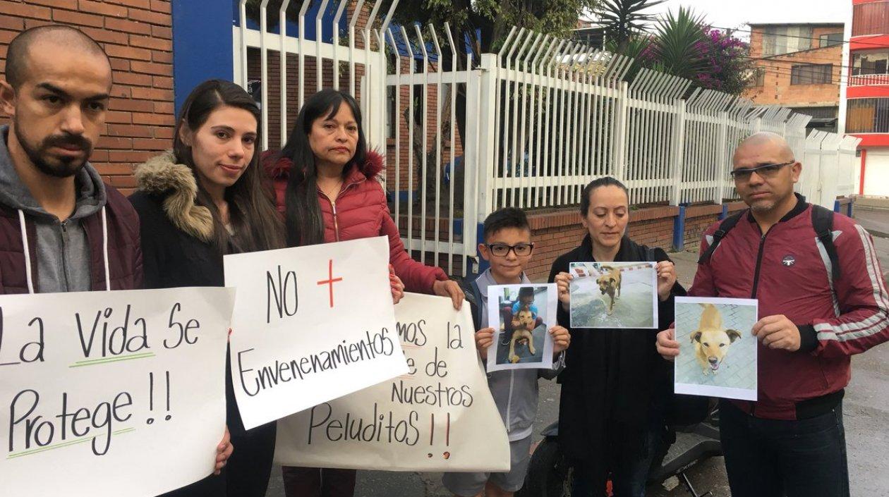Comunidad del barrio Diana Turbay protestó el envenenamiento.