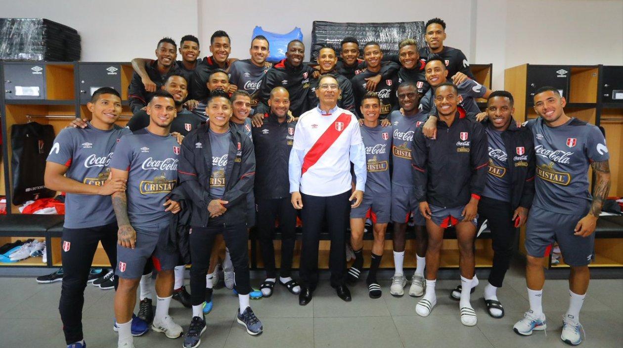 El presidente Martín Vizcarra con los jugadores. 