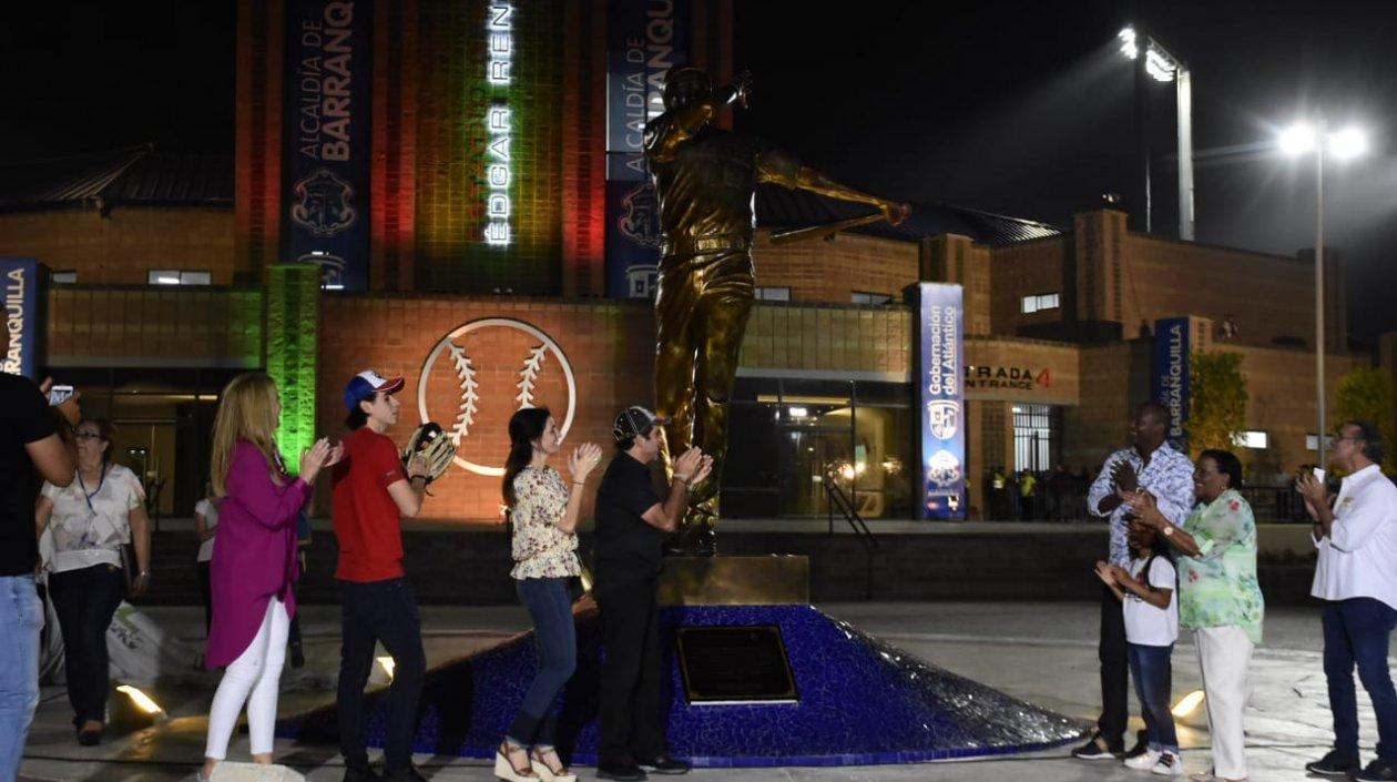 Autoridades locales y el exjugador de Grandes Ligas, Édgar Rentería junto a la estatua.