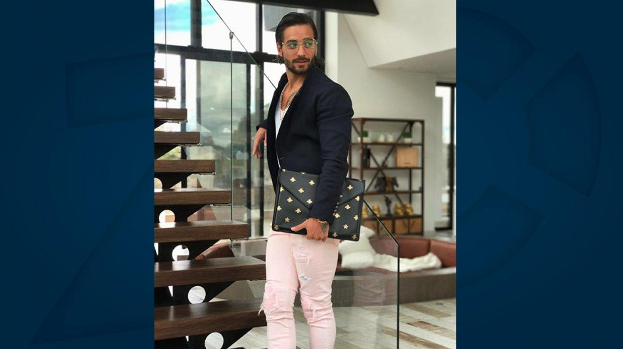 El cantante Maluma usando un polémico accesorio.