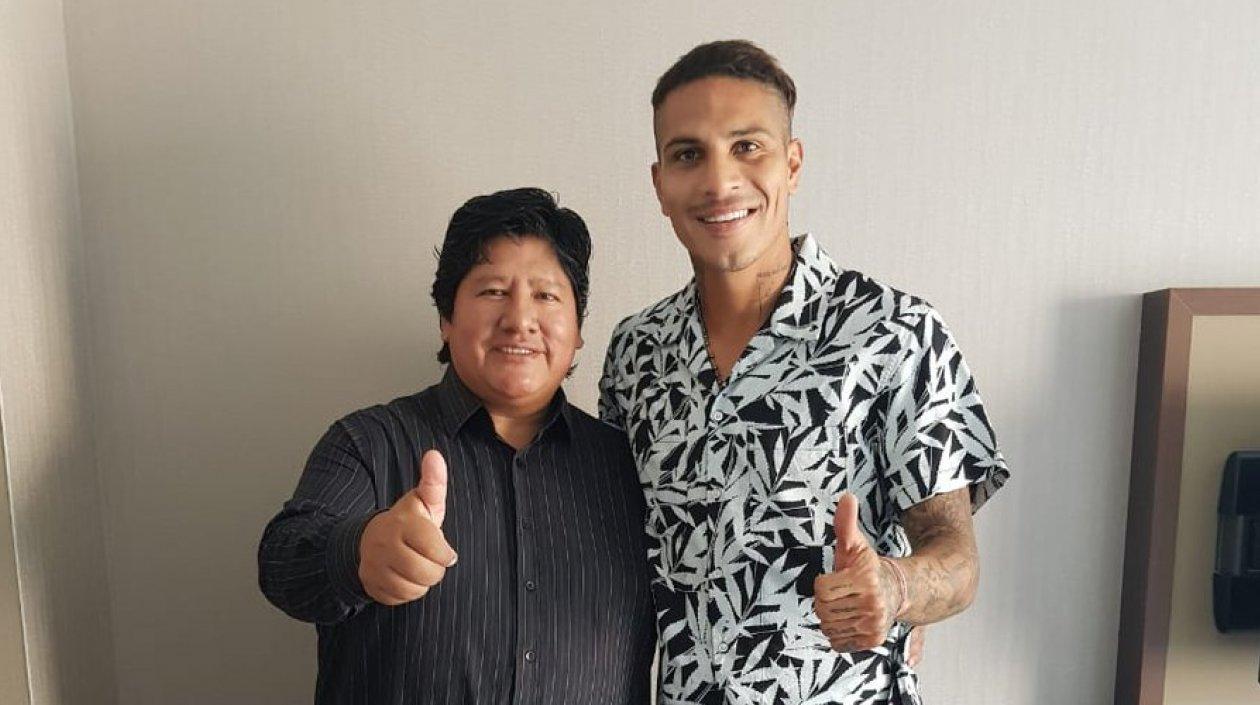 El presidente de la FPF, Edwin Oviedo,  y el jugador Paolo Guerrero.